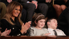 Jedenáctiletý Joshua Trump bhem poselství prezidenta Trumpa v Kongresu usnul.