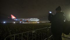 Lidé si fotí letoun typu Boeing 747 spolenosti Corendon.