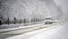 Sníh v �esku komplikuje dopravu.