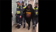 VIDEO: Thotnou enu bez lstku vyvedli z metra nsilm, incident e policie