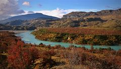 Chile  Carretera Austral  úchvatné barvy podzimní Patagonie.