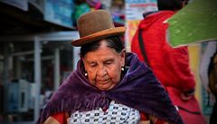 Bolívie  La Paz  indiánská babika s tradiním kloboukem.