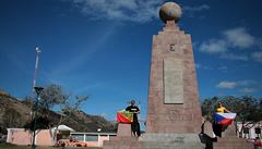 Ekvádor  starý monument na rovníku - svt je na dv plky, tady je dkaz.