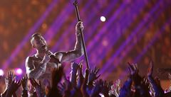 Adam Levine z Maroon 5 vystupuje pi poloasové show Super Bowl LIII.