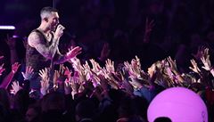 Adam Levine z Maroon 5 vystupuje o pestávce Super Bowl LIII.