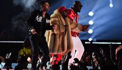 Adam Levine z Maroon 5 (vlevo) vystupuje o pestávce Super Bowl LIII s rapperem...