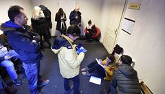 Noviná�i p�ed jednací síni soudu.