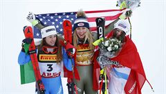 Rozradostnné medailistky - (zleva) Sofia Goggiová, Mikaela Shiffrinová a...