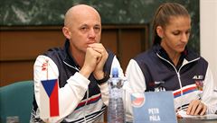 Nehrající kapitán Petr Pála a Karolína Plíková na tiskové konferenci.