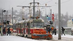 Nstupce mazaky? Praha m nov hit, tramvaj s pluhem bojujc s pvaly snhu