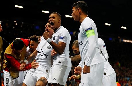 Fotbalisté PSG slaví gól Mbappého