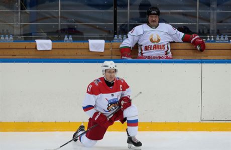 Vladimir Putin a Alexander Lukaenko hraj hokej