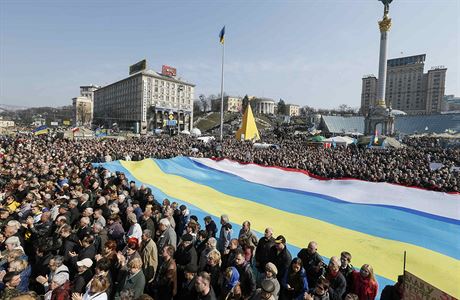 Nedln demonstrace na kyjevskm Majdanu za celistvost Ukrajiny. Demonstranti...