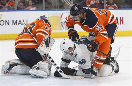 Útoník Tomá Hertl ped brankou olejá z Edmontonu.