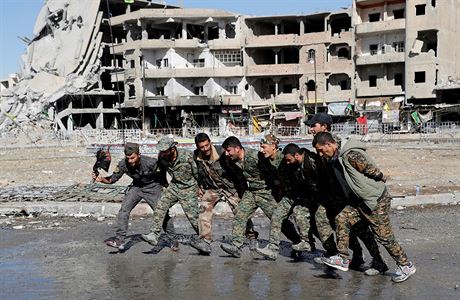 Bojovníci SDF oslavují vítzství.