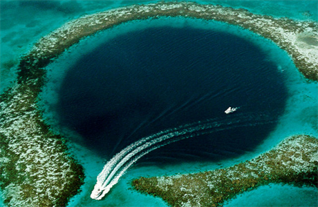 Velká modrá díra je zatopený závrt ve vodách Honduraského zálivu u pobeí...