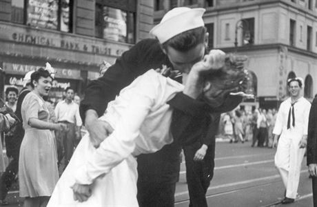 Georg Mendonsa líbá zdravotní sestru na Times Square v New Yorku. Ikonická...