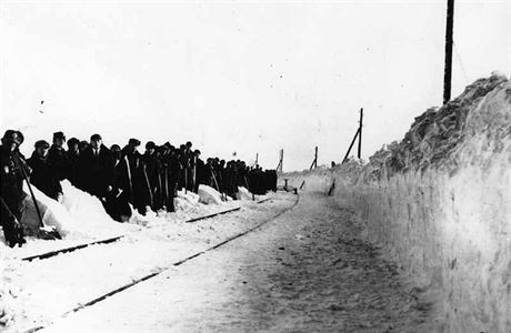 Krutá zima roku 1929: odklízení snhu na eleznici v erné ve Slezsku.