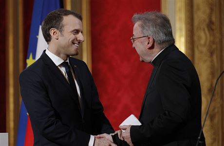 Vatikánský vyslanec Luigi Ventura (vpravo) si potásá rukou s francouzským...