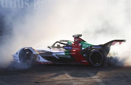 Jezdec stáje Audi Sport ABT Schaeffler, Brazilec Lucas di Grassi, slaví...