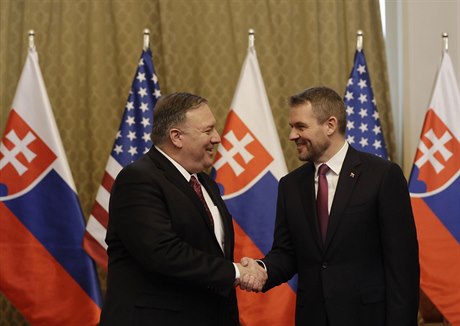 Slovenský premiér Peter Pellegrini (vpravo) a americký ministr zahranií Mike...