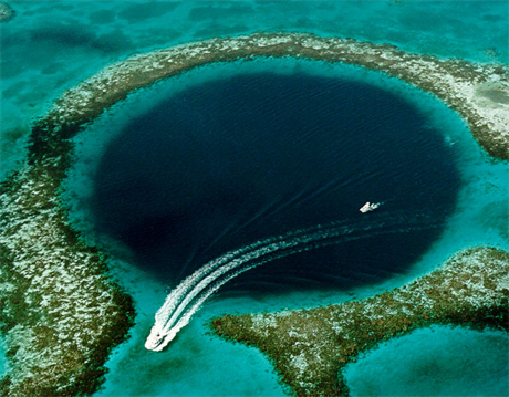 Velká modrá díra je zatopený závrt ve vodách Honduraského zálivu u pobřeží...