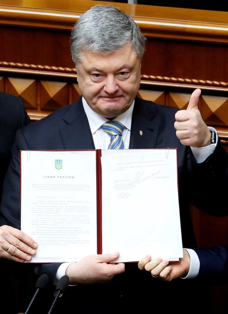 Ukrajinský prezident Petro Poroenko podepsal dodatek ústavy o smování zem k...