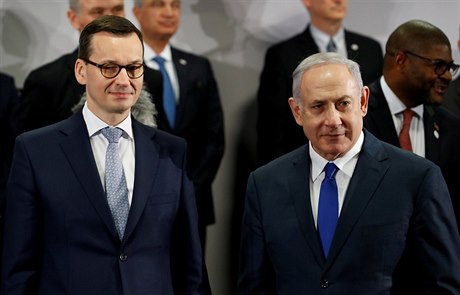 Polský (vlevo) premiér Mateusz Morawiecki a izraelský premiér Benjamin...