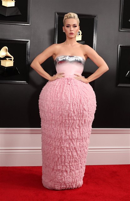 Zpvaka Katy Perry na pedávání cen Grammy 2019. Její stih i barva róby...