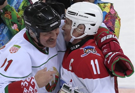 Vladimir Putin (vpravo) se objímá s Alexandrem Lukašenkem.