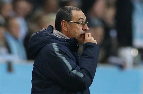 Natvaný trenér Maurizio Sarri chtl ped penaltovým rozstelem opustit laviku.