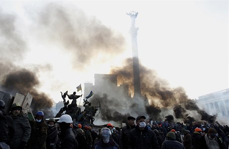 Majdan ve stedu dopoledne. Ob strany konfliktu se pipravují k dalím srákám.