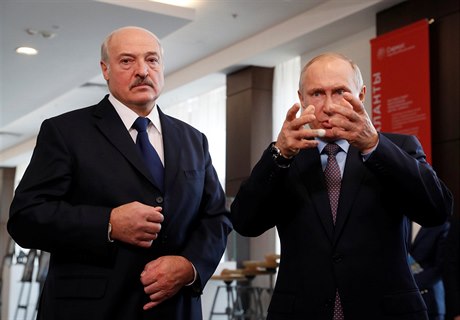 Prezidentové Vladimir Putin a Sergej Lukaenko.