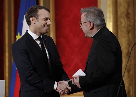 Vatikánský vyslanec Luigi Ventura (vpravo) si potásá rukou s francouzským...