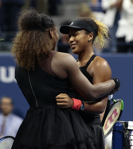 Serena Williamsová objímá japonskou tenistku Naomi Ósakaovou.
