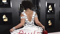 Zpěvačka Joy Villa vzbudila rozruch na 61.ročníku Grammy se svými šaty "Build...