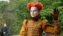 Margot Robbieová jako královna Alžběta. Snímek Marie, královna skotská (2019)....