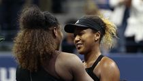 Serena Williamsová objímá japonskou tenistku Naomi Ósakaovou.