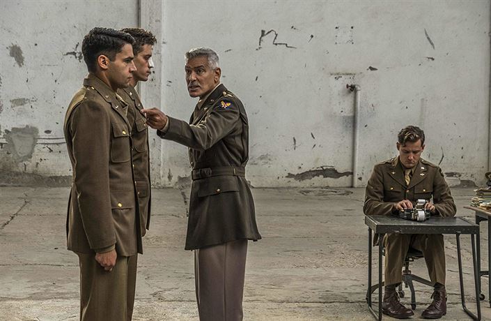 Generál Scheisskopf (George Clooney) se nebojí zavat. Seriál Hlava 22 (2019).