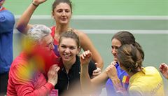Fed Cup R vs. Rumunsko: Rumunky slaví, uprosted Simona Halepová.