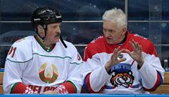 Alexander Lukašenko hraje hokej