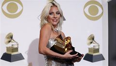 Dvaaticetiletá Lady Gaga má po pondlku na kont u devt cen Grammy.