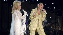 Dolly Parton a Miley Cyrus pi vystoupení na 61.roníku Grammy v noci na...