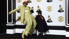 Rapper Anderson pózuje fotografm s cenou Grammy.