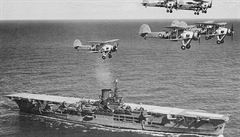 Letadlová lo Ark Royal s letkou bombardér Swordfish v popedí (obr. cca z...