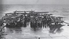Torpédové bombardéry Swordfish na palub Victorious ped útokem na Bismarck.