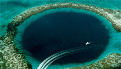 Velká modrá díra je zatopený závrt ve vodách Honduraského zálivu u pobřeží...
