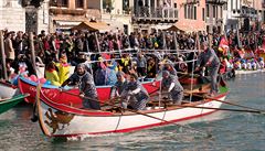 Vystoupení na lokách plujících po jednom z benátských kanál provázela hudba.