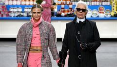 Karl Lagerfeld zemel ve vku 85 let. Na fotce s Carou Delevigne.