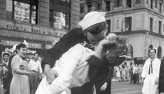 Georg Mendonsa líbá zdravotní sestru na Times Square v New Yorku. Ikonická...